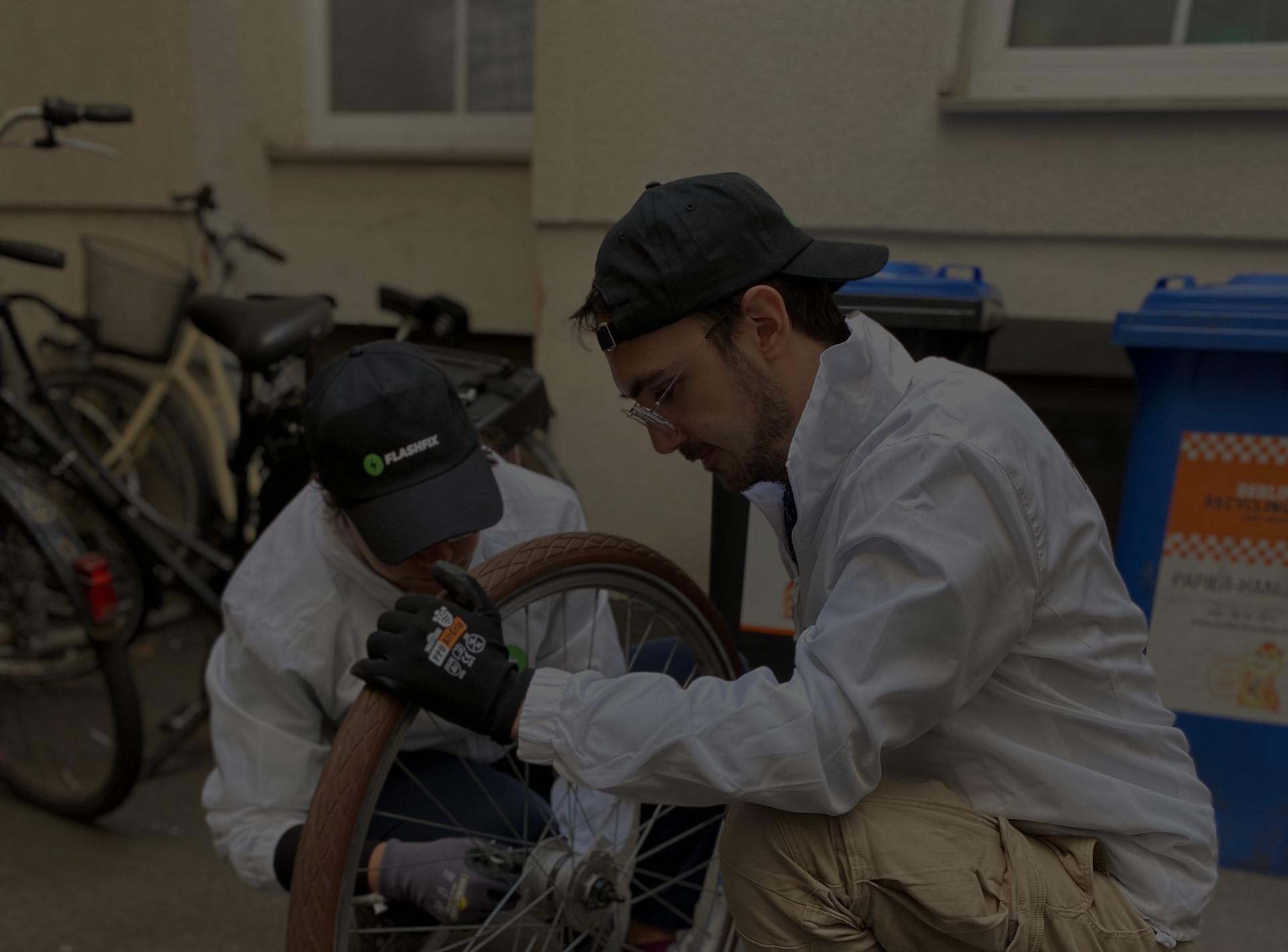 Ein Mechaniker beim Fahrrad-Service.